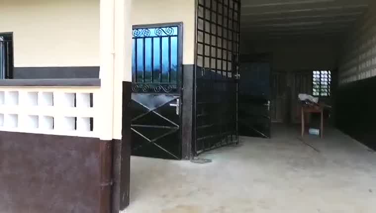 L'entrée d'un bâtiment et son couloir