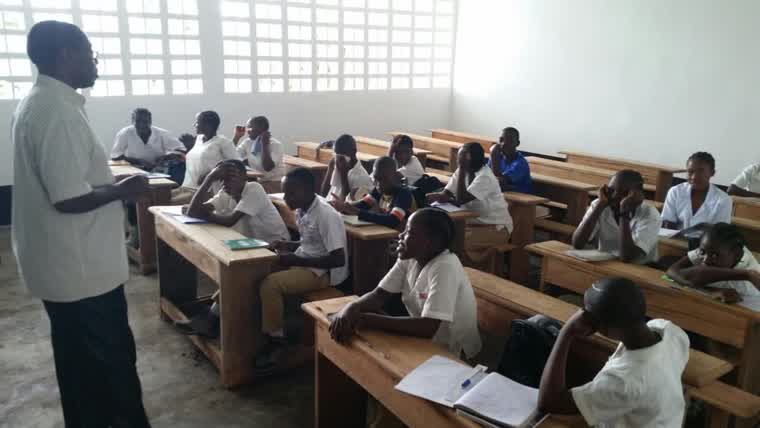 Un enseignant devant sa classe, le jour de la rentrée