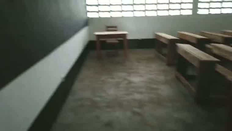 Une salle de classe équipée de ses bancs et tables
